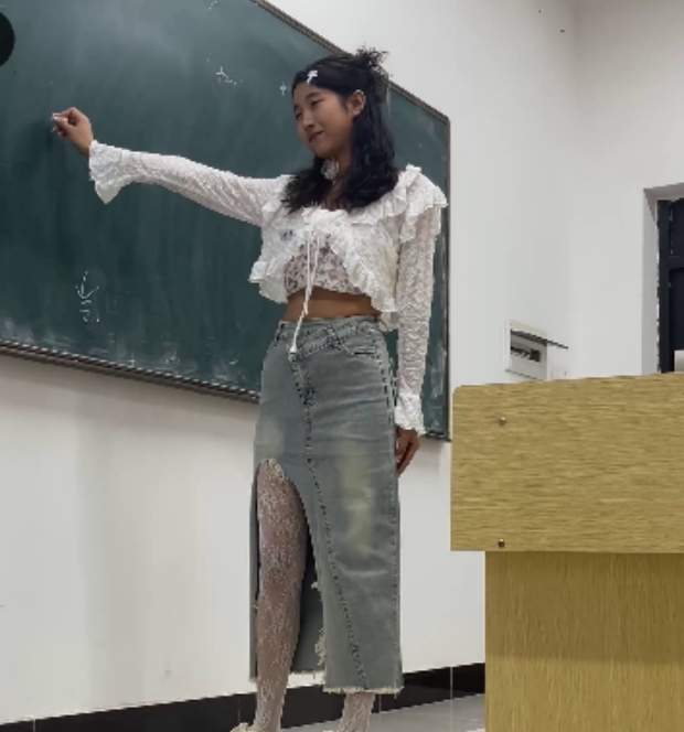 转载百度云初夏女神点点牛仔裙白丝美腿合集120P+1V1.65G，时尚魅力