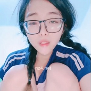 反差眼镜妹百度云高清合集1V760M，玩弄30cm仿真马D，地狱级发抖窒息