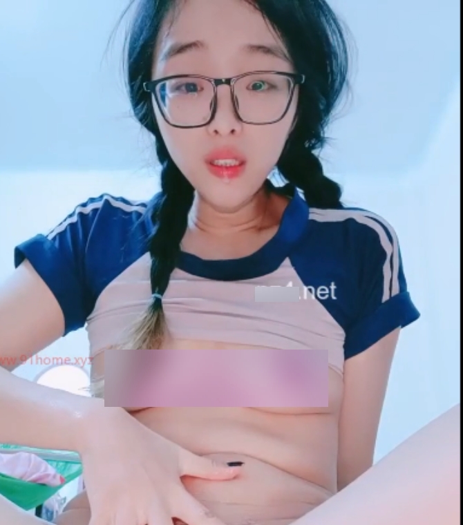 反差眼镜妹百度云高清合集1V760M，玩弄30cm仿真马D，地狱级发抖窒息