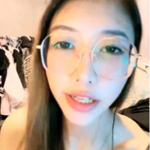 街头歌手沉沦卷卷的小狗日记195V146G，街头演唱