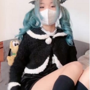 易播芃芃丝足女王含泪指教绿车灯62V15.5G