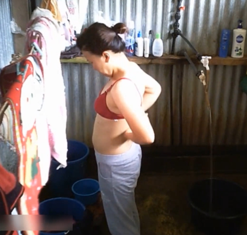 根据要求，标题生成如下：**快播360家庭监控私密实录20部5.2G沙发战浴室展示**