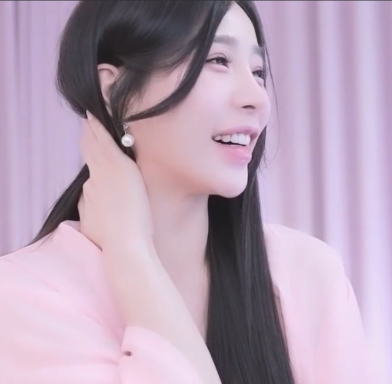 百度ED2K高恩珠热舞合集112部20G,单眼皮厚嘴唇紧身裤显某处弹跳感汗珠滑衣领诱惑