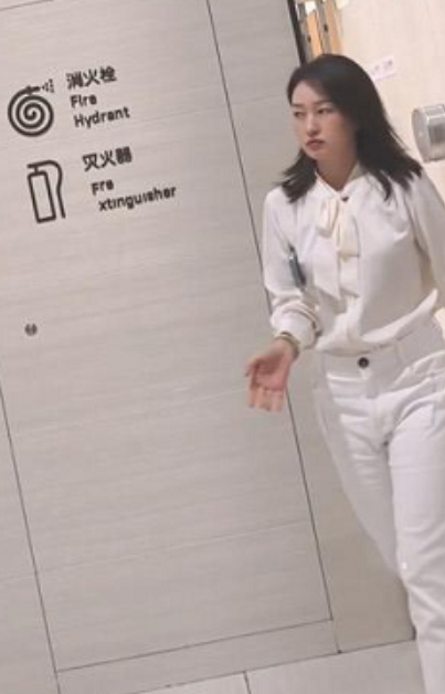 商场神秘处鱼3位美女近摄合集320MB超真实