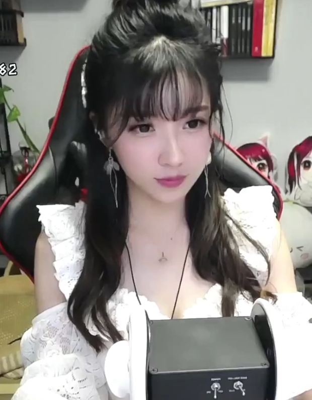 斗鱼小女巫露纯欲天花板合集37.4G顶臀线条