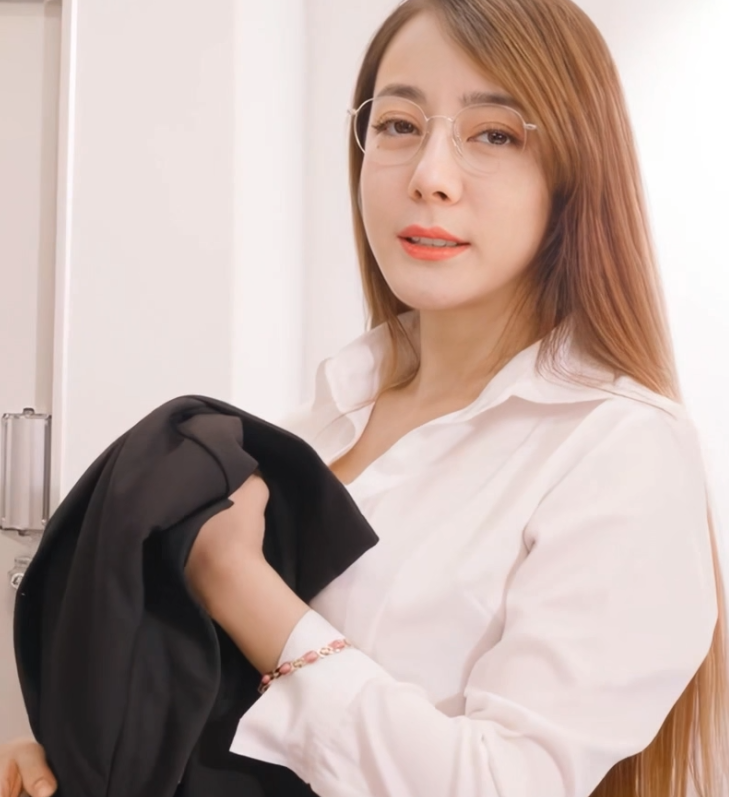 推特迪丽热巴黑丝女教师视频合集1G眼镜造型超火辣