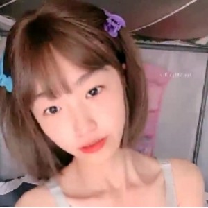 微博呜崽酱寝室闪现合集5V2.33G诱人曲线