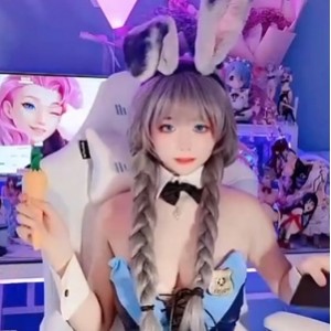 佳佳拖把抖音浴室湿身58部5.8G黑丝绝密展示