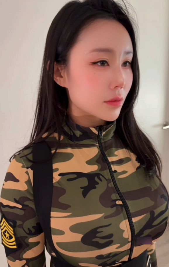 推特大长腿晨汐三人游福利88V95G优质粉嫩