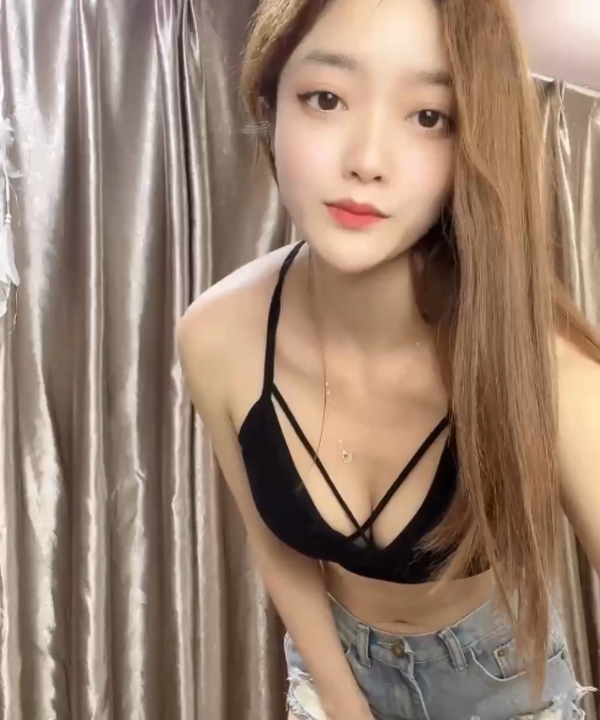 花椒君君乖咯脱衣果舞6V144M诱人