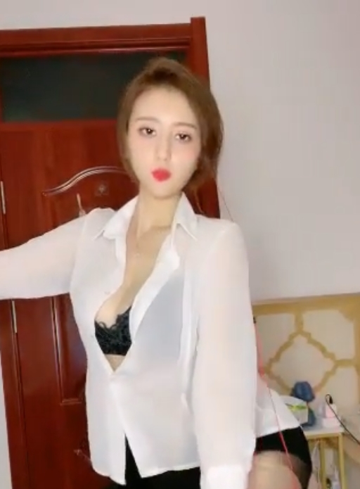 半糖主播青岛瑶瑶抖馒头热舞40V951m眼镜御姐精剪