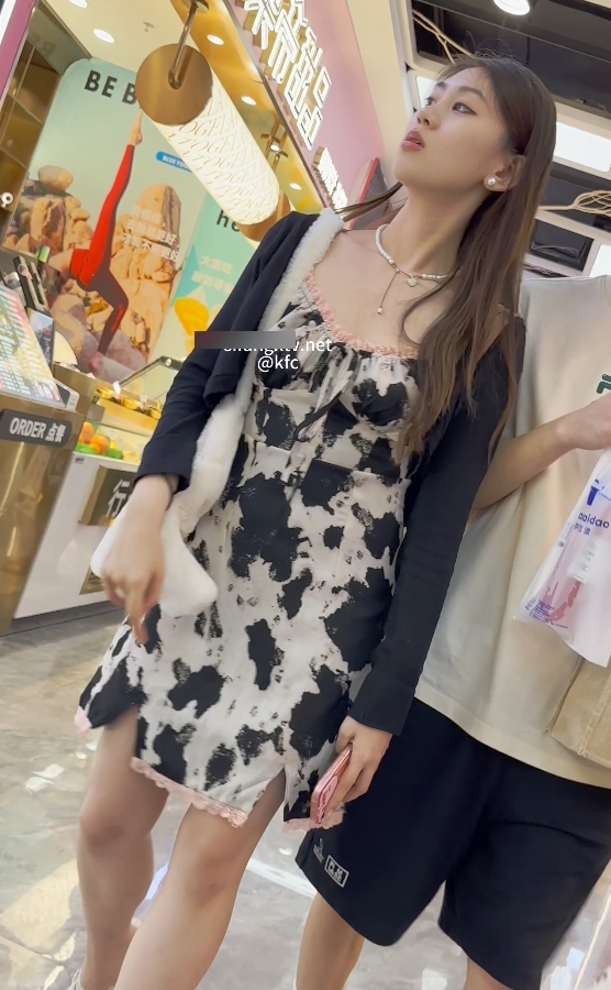 诱人50GKFC逛街视频两部靓女合集