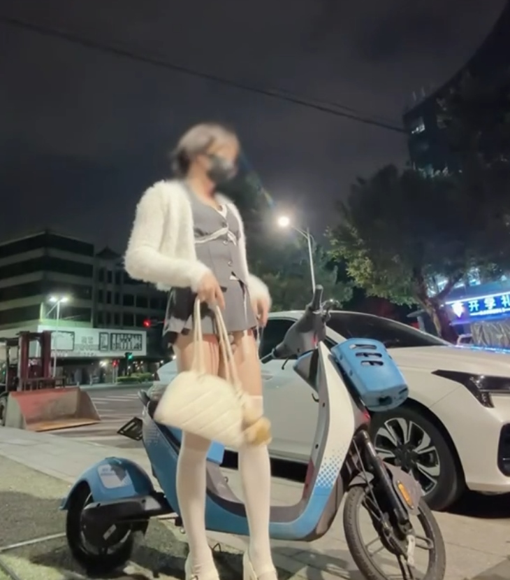 推特mikixka伪娘户外展示2部300MB优质