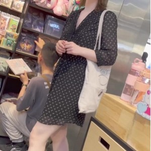 超诱人洋妞KFC逛街拍摄肉色窄内344.5MB1部太火爆