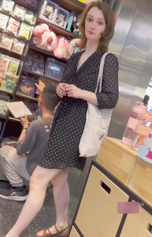 超诱人洋妞KFC逛街拍摄肉色窄内344.5MB1部太火爆