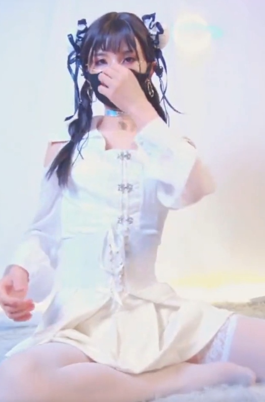 网盘诱人伪娘视频眼镜白丝1部150M