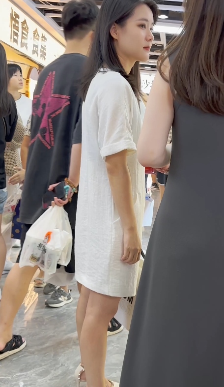 街拍白裙少妇专注玩手机单部287MB微透诱惑
