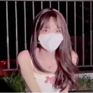 91论坛之冰清玉洁软妹子，完成主人的无理任务，户外穿搭有尺度[1V+360MB]
