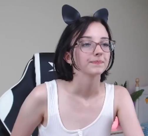 甜美眼镜妹Queen_kitty私藏合集94部54.5G小身板真会扭