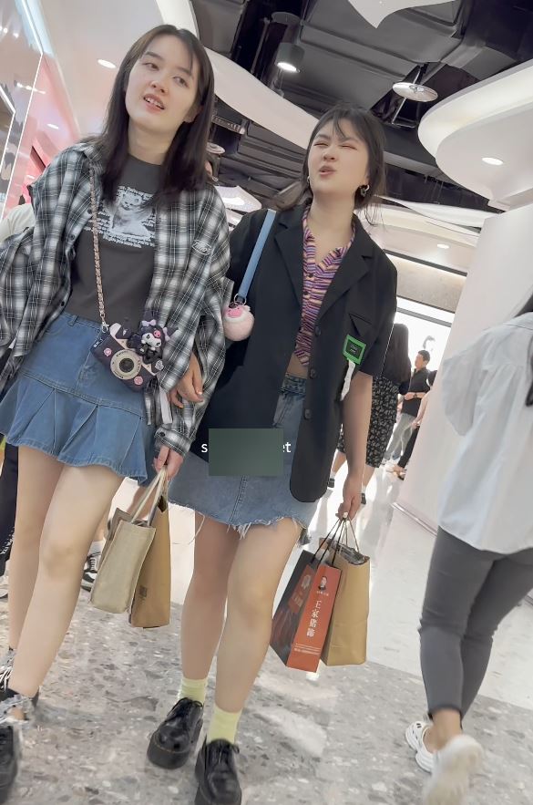 KFC热裤窄内靓女双花街拍视频合集2部娇躯轻摆风情暗藏