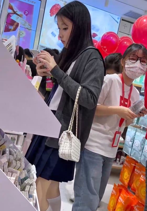 KFC大神14V青春靓妹街拍合集1.08GB曼妙身段