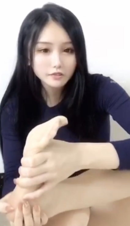 妮妮酱易直播专属小脚鉴赏1V199M勾魂