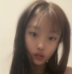电报00后呆萌妹妹苗条飞机场，自拍1V695M小花园特写纯欲满满