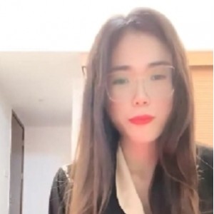 苗条飞机场甜美美女度盘1部437MB大黑牛自拍