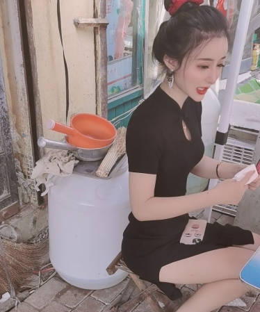 私密圈迷人蔓CC真实空姐1V25三人游1.8G韵味顶级