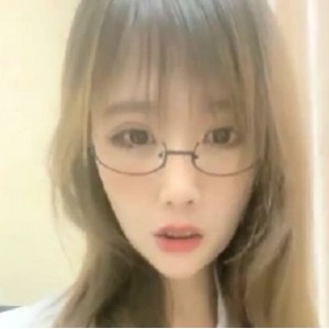 魅惑直播实录：丰腴御姐眼镜娘350M大尺码秀