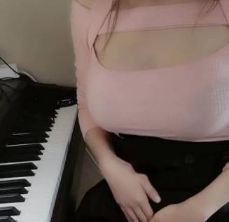 肥美奶牛哎妮哟推特私拍弹琴1V1.9G惊艳